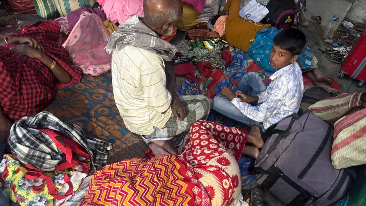 बंगाल बॉर्डर चेकपोस्ट पर, सैकड़ों लोग सर के डर के बीच बांग्लादेश वापस जाने का इंतजार कर रहे हैं | भारत समाचार