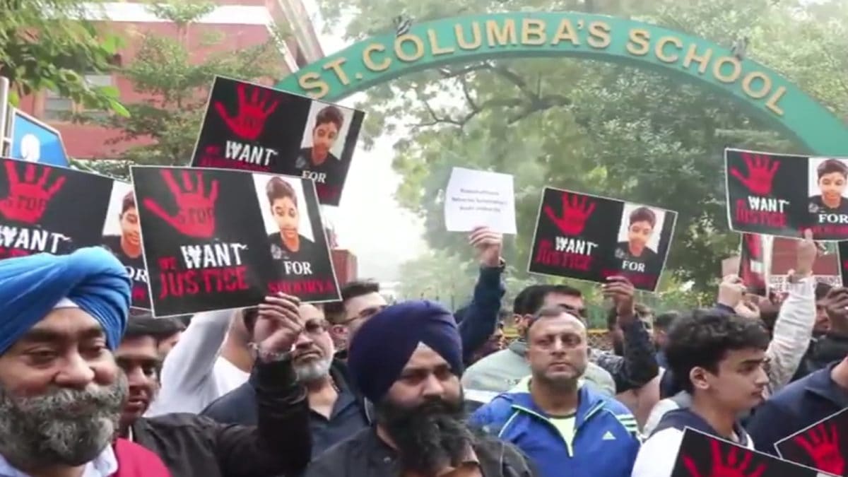 छात्र की आत्महत्या के बाद अभिभावकों ने उत्पीड़न का आरोप लगाते हुए दिल्ली के स्कूल के बाहर विरोध प्रदर्शन किया भारत समाचार